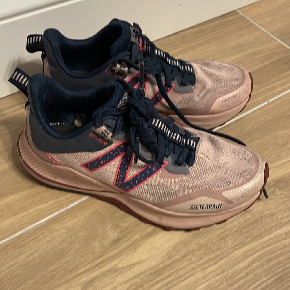 Women’s size 7 New balance all terain sneaker. Navy and pink.